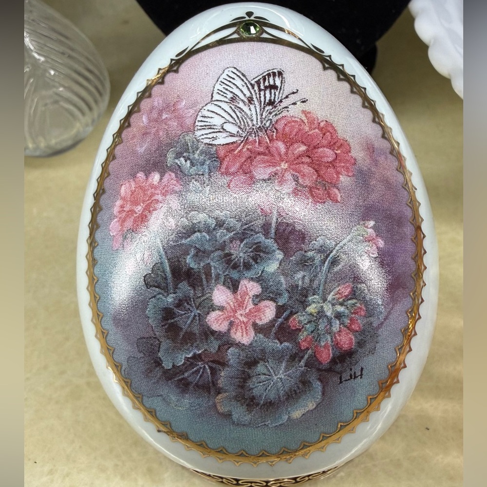 Vintage Collector Butterfly Garden Egg - Picture 2 of 3